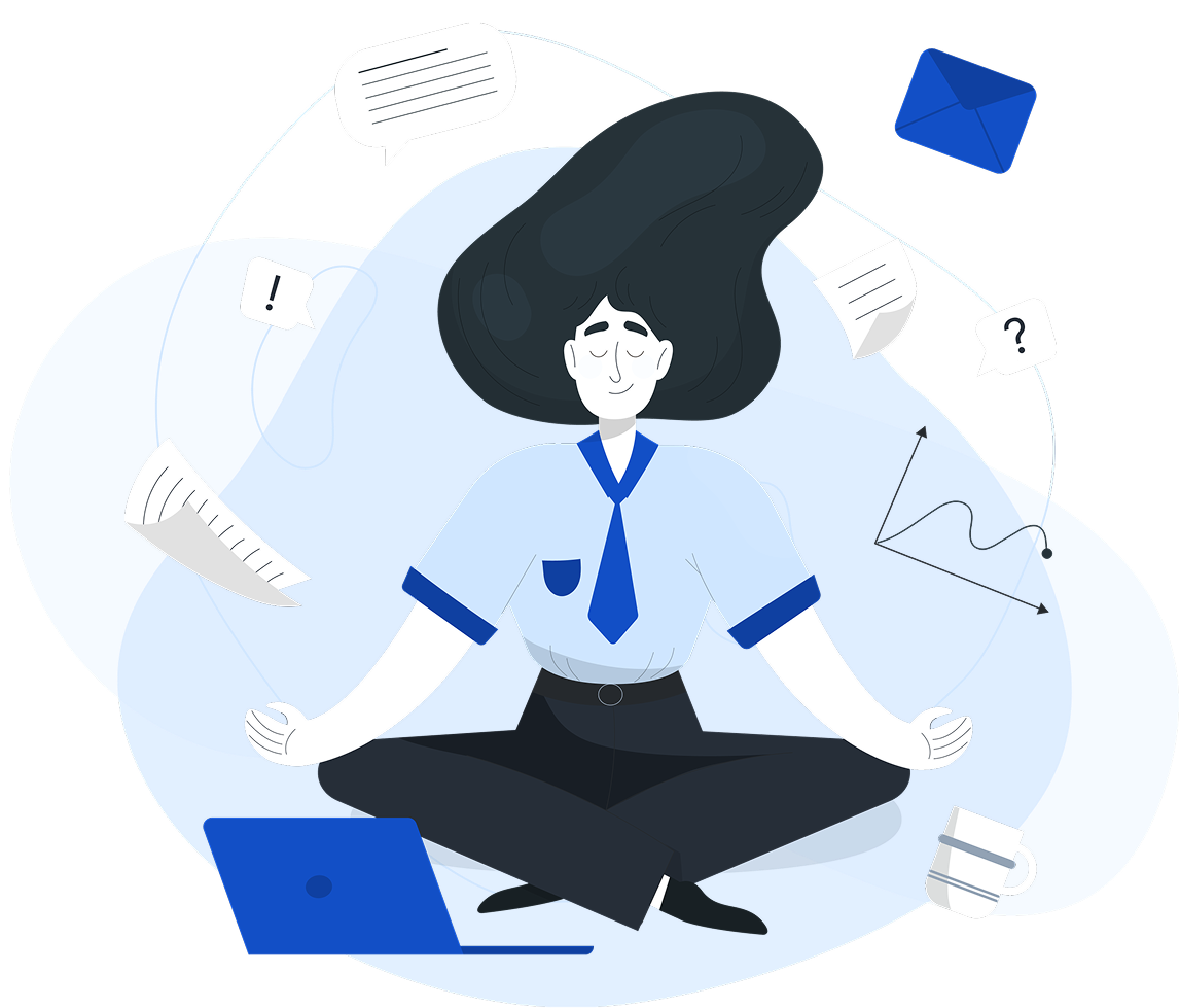 Бизнес-психолог медитирует возле ноутбука